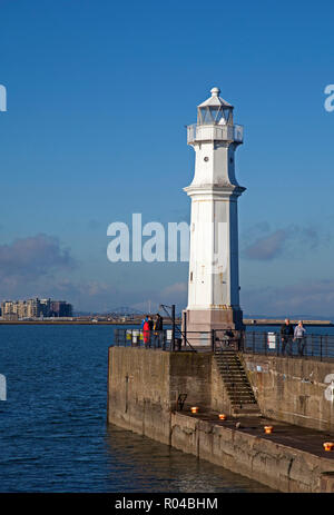 Leuchtturm in Newhaven Hafen, Edinburgh, Schottland, Großbritannien Stockfoto