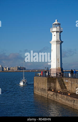 Leuchtturm in Newhaven Hafen, Edinburgh, Schottland, Großbritannien Stockfoto