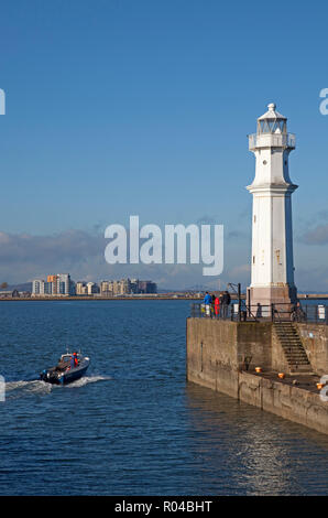 Leuchtturm in Newhaven Hafen, Edinburgh, Schottland, Großbritannien Stockfoto