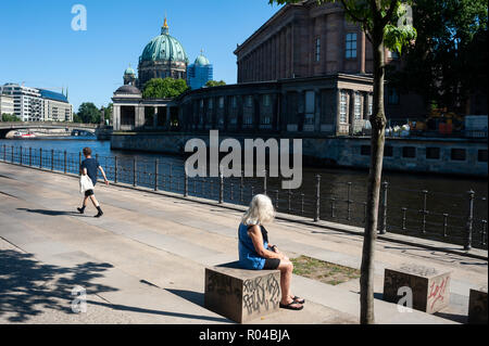 Berlin, Deutschland, Frau am Ufer der Spree in Berlin-Mitte Stockfoto