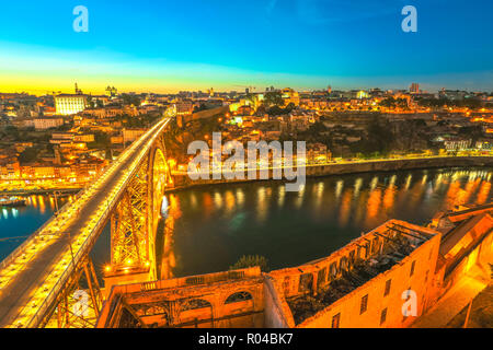 Panoramablick Luftaufnahme der Brücke Dom Luis I am Fluss Douro bei Dämmerung in Porto, die zweitgrößte Stadt Portugals. Urban Night Skyline der Stadt Porto. Stockfoto