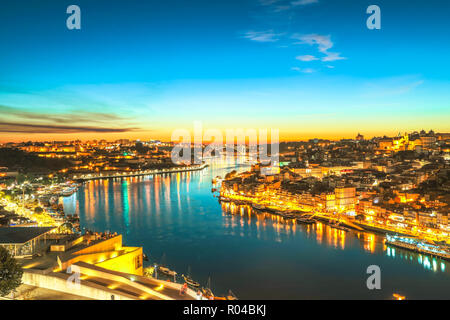 Oporto stadtbild am Fluss Douro bei Dämmerung wider. Porto ist die zweite größte Stadt Portugals. Malerische Stadt abend Stadtbild. Stockfoto