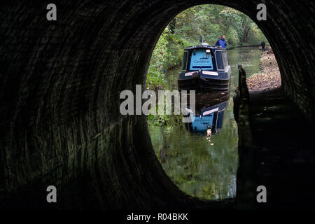 Ein Mann steuert einen Grand Classique in Homps Tunnel auf dem Llangollen-kanal, Wales, Großbritannien Stockfoto