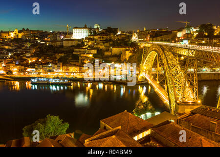 Nacht am Fluss Douro. Vila Nova de Gaia in Porto, Portugal. Dom Luis I Brücke für den Hintergrund. Urbanen Nacht Szene der Skyline. Stockfoto