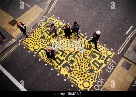 In der City of London, London England UK Barbican. Oktober 2018. Farbenfrohe Kreuzungen, mit einem maßgeschneiderten street Design von Eley Kishimoto Stockfoto