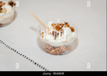 Gelato gekrönt mit Marmelade, Schokolade und Müsli. Stockfoto