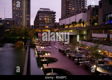 Gehäuse und Barbican Arts Complex in der City of London, London England UK. Oktober 2018 Übersicht brutalist Architecture in den 1960er Jahren erbaut, um die 198 Stockfoto