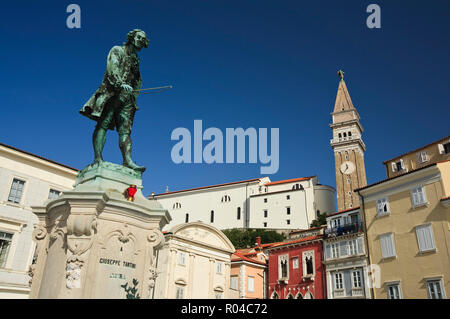 St. George's Kirche mit Glockenturm und die Statue von Giuseppe Tartini, Tartini-platz, Piran, Slowenien Stockfoto