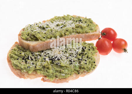 Frische Sandwiches mit Guacamole auf weißem Hintergrund Stockfoto