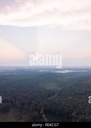 Schöne misty Abend Landschaft von drone fotografiert. Magische Atmosphäre. Stockfoto