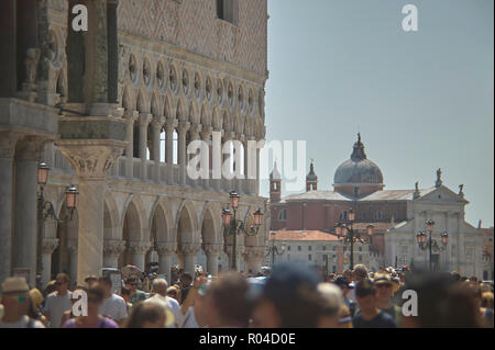 Piazza San Marco in Venedig überfüllt mit Touristen während einer sehr hektischen Sommertag Stockfoto