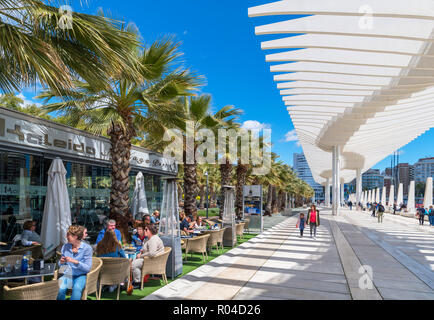 Malaga, Spanien. Restaurant am Paseo del Muelle Uno im Hafenbereich, Malaga, Costa del Sol, Andalusien, Spanien Stockfoto