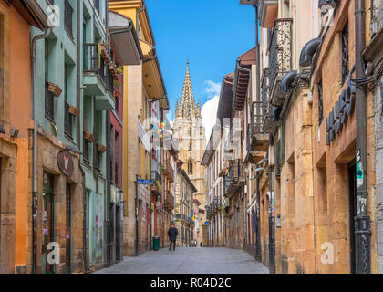 Blick hinunter Calle Mon Richtung Oviedo Kathedrale, Oviedo, Asturien, Spanien Stockfoto