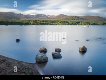 Einen herrlichen Blick auf die Cairngorm Bergkette über die stillen Wasser des Loch Morlich in den schottischen Highlands. Stockfoto