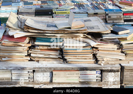 Batumi, Georgien, 2017-11-04: Vintage, zerschlagene Russische Bücher und Papiere sind auf Zähler gestapelt, verkaufen alte Bücher, aus der Nähe. Stockfoto