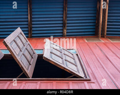 Holz- Fenster ist in der zweiten Etage des Haus auf dem Land geöffnet, Ansicht vom Boden bis zur Oberseite des Hauses. Stockfoto