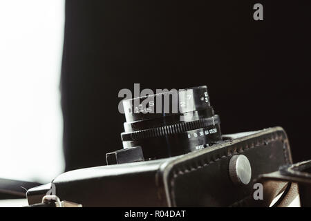 Alte Filmkamera. Weißer Hintergrund. Vintage Foto Stockfoto