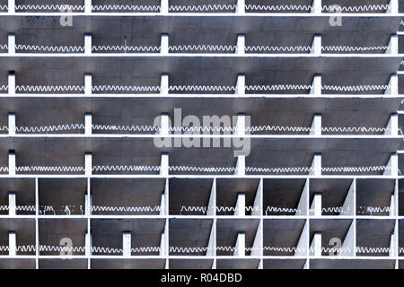 Fassade aus Stahlbeton Gebäude im Bau, abstrakten Hintergrund, industrielle Muster, bezahlbare Wohnungen. Stockfoto