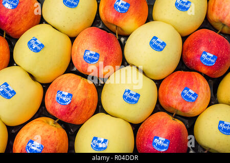 Zusammensetzung mit verschiedenen Äpfel Vielzahl am Markt. Marlene, geboren 1995, ist einer der ersten und berühmtesten Marken der Apple Land Südtirol, n Stockfoto