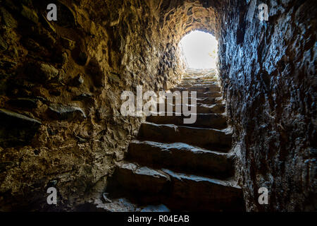 Eine der Treppen der Pari Mahal, einer alten Burgruine mit sieben terrassierten Garten an der Spitze der Zabarwan gelegen Stockfoto