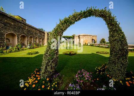 Der Pari Mahal, einer alten Burgruine mit sieben terrassierten Garten an der Spitze der Zabarwan gelegen Stockfoto