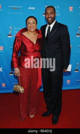 S. Epatha Merkerson & Mann anreisen, auf der 37. jährlichen NAACP Bilder Awards im Shrine Auditorium in Los Angeles. 25. Februar 2006.S. Epatha Merkerson004 Red Carpet Event, Vertikal, USA, Filmindustrie, Prominente, Fotografie, Bestof, Kunst, Kultur und Unterhaltung, Topix Prominente Fashion/Vertikal, Besten, Event in Hollywood Leben - Kalifornien, Roter Teppich und backstage, USA, Film, Stars, Film Stars, TV Stars, Musik, Promis, Fotografie, Bestof, Kunst, Kultur und Unterhaltung, Topix, vertikal, eine Person aus dem Jahr 2006, Anfrage tsuni@Gam Stockfoto