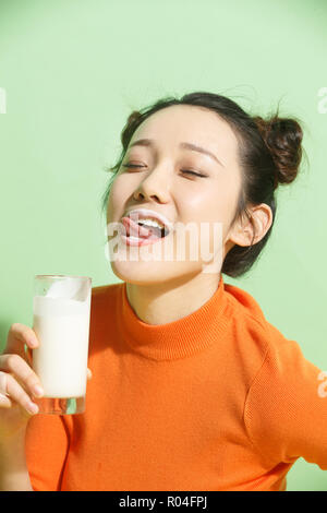 Junge Frauen trinken Milch Stockfoto
