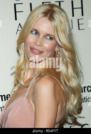 Claudia Schiffer an den unvergesslichen Abend Mut Auszeichnungen Anreise organisieren, indem die EIF-Women's Cancer Research Fund im Regent Beverly in Los Angeles. März 1, 2005. SchifferClaudia073 Red Carpet Event, Vertikal, USA, Filmindustrie, Prominente, Fotografie, Bestof, Kunst, Kultur und Unterhaltung, Topix Prominente Fashion/Vertikal, Besten, Event in Hollywood Leben - Kalifornien, Roter Teppich und backstage, USA, Film, Stars, Film Stars, TV Stars, Musik, Promis, Fotografie, Bestof, Kunst, Kultur und Unterhaltung, Topix, headshot, vertikal, eine Person Stockfoto