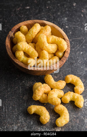 Knusprige Erdnüsse Puffs in der Schüssel. Stockfoto