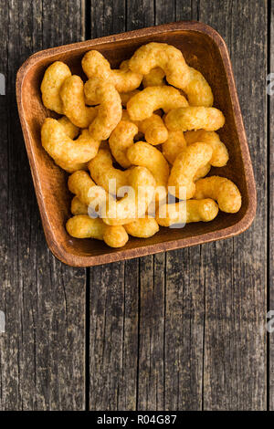 Knusprige Erdnüsse Puffs in der Schüssel. Ansicht von oben. Stockfoto