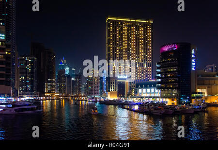 Dubai, Vereinigte Arabische Emirate - 8. März 2018: Dubai Marina Nacht Blick von der Brücke, Luxus Szene Stockfoto