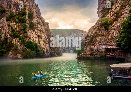 Matka, Mazedonien - 26. August 2018: Canyon Matka in der Nähe von Skopje, mit Menschen, Kajakfahren und magische neblige Landschaft mit ruhigen Wasser Stockfoto