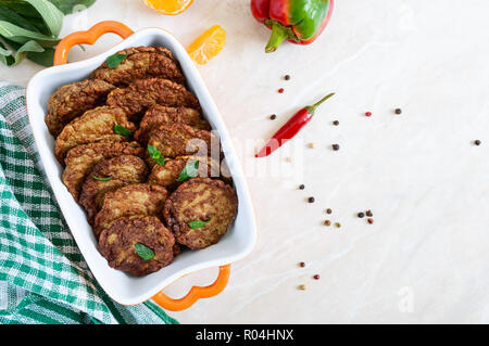 Lecker Leber Schnitzel auf den Tisch. Die Ansicht von oben Stockfoto