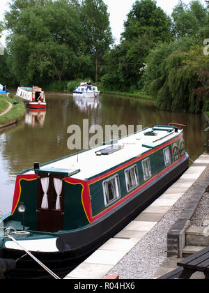 Narrowboats auf dem Grand Shropshire Canal At The Olde Barbridge Inn, Alte Chester Road, Barbridge, Crewe, Cheshire, CW5 6AY Stockfoto