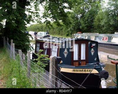 Narrowboats auf dem Grand Shropshire Canal At The Olde Barbridge Inn, Alte Chester Road, Barbridge, Crewe, Cheshire, CW5 6AY Stockfoto