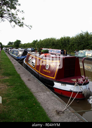 Narrowboats auf dem Grand Shropshire Canal At The Olde Barbridge Inn, Alte Chester Road, Barbridge, Crewe, Cheshire, CW5 6AY Stockfoto