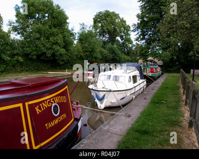 Narrowboats auf dem Grand Shropshire Canal At The Olde Barbridge Inn, Alte Chester Road, Barbridge, Crewe, Cheshire, CW5 6AY Stockfoto