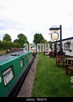 Narrowboats auf dem Grand Shropshire Canal At The Olde Barbridge Inn, Alte Chester Road, Barbridge, Crewe, Cheshire, CW5 6AY Stockfoto