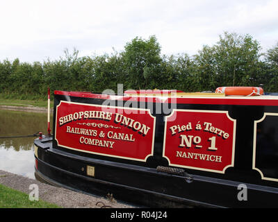 Narrowboats auf dem Grand Shropshire Canal At The Olde Barbridge Inn, Alte Chester Road, Barbridge, Crewe, Cheshire, CW5 6AY Stockfoto