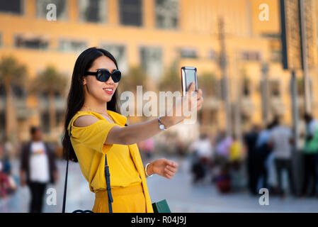 Gerne asiatische Tourist, selfie in der Dubai Mall Stockfoto