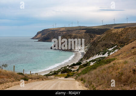 Ein Foto im Querformat der Morgans Beach Cape Jervis, der Kies Zufahrt und der Seestern Windfarm in der Ferne in Südaustralien, die sich auf Stockfoto