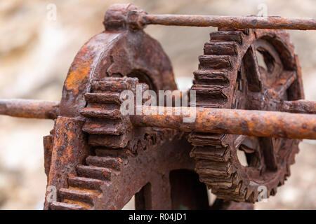 Die verrosteten Zahnräder und Getriebe einer historischen Boot Winde auf der Fleurieu Peninsula in der zweiten Valley South Australia verwendet am 1. November 2018, Stockfoto