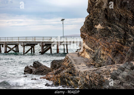 Die berühmte zweite Tal Cliff mit einem selektiven weichzeichner der Mole im Hintergrund an einem bewölkten Tag auf der Fleurieu Peninsula South Austr Stockfoto