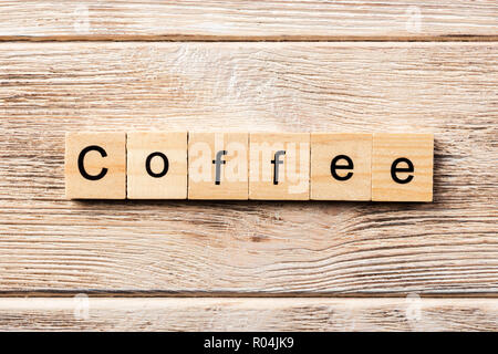 Kaffee Wort auf Holz Baustein geschrieben. Kaffee text auf Tisch, Konzept. Stockfoto