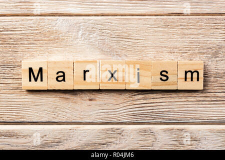 Marxismus Wort auf Holz Block geschrieben. marxismus Text auf Tisch, Konzept. Stockfoto