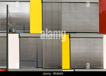 Wand und Fenster - urban Exploration in Trondheim. Stadt und Street Photography. Norwegen. Stockfoto