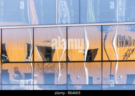 Wand und Fenster - urban Exploration in Trondheim. Stadt und Street Photography. Norwegen. Stockfoto