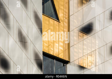 Wand und Fenster - urban Exploration in Trondheim. Stadt und Street Photography. Norwegen. Stockfoto