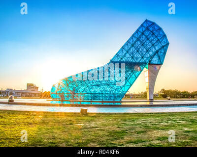 ChiaYi, Taiwan - 27. Oktober 2018: ein riesiges blaues Glas Hochzeit Kirche geformt wie ein high-heeled Shoe in Taiwan Chiayi, Luftbild. HDR-Fotografie. Stockfoto