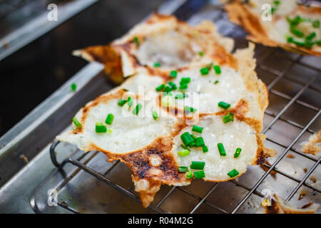 Art der Thai Süßigkeit, Kanom Krok, thailändisches Dessert auf der Straße essen. Stockfoto